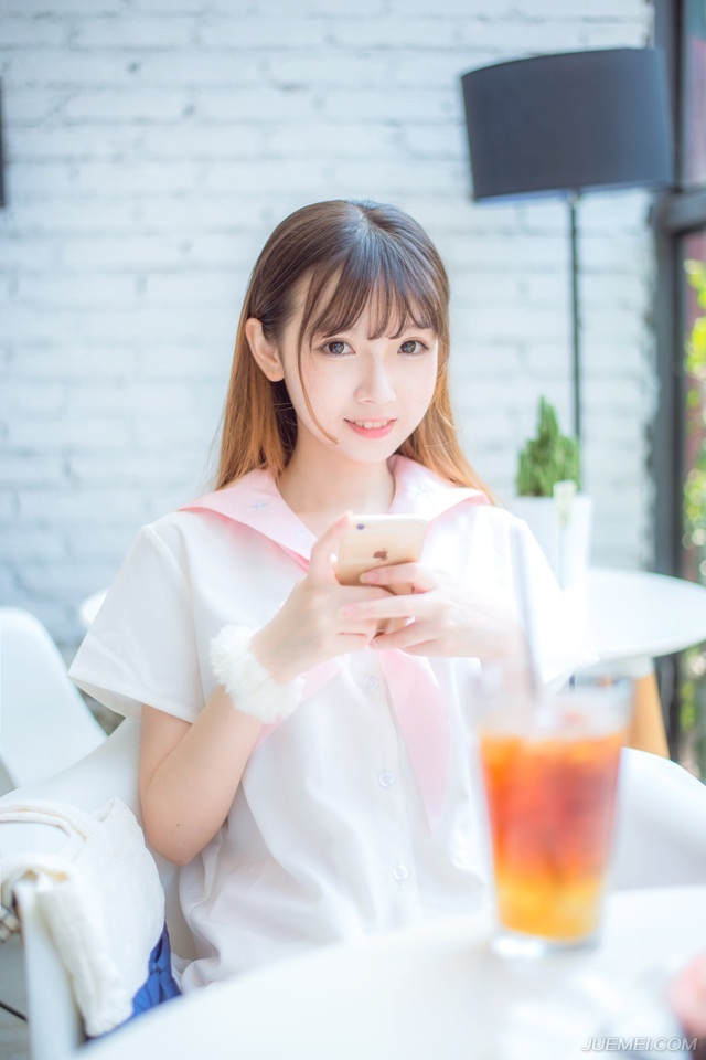 世界上没有谁会对谁真心。也只有骗子才是真心。因为他想真心骗你。